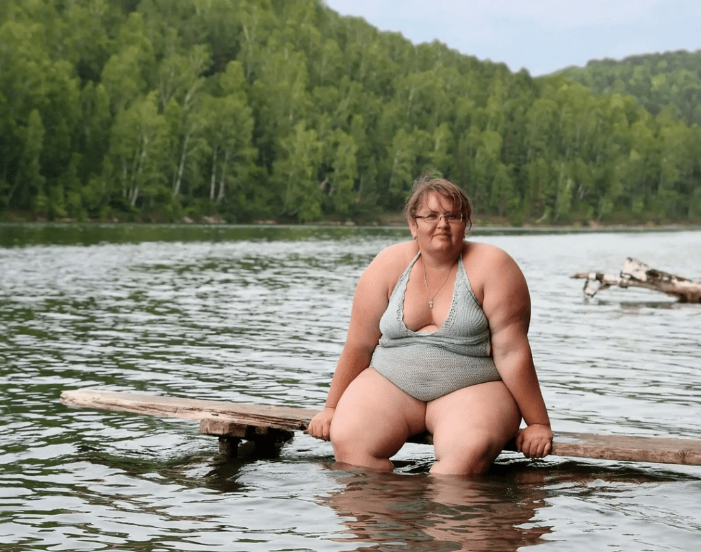 Видео старых толстых баб. Толстушка на реке.