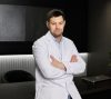Врач психотерапевт Антон Сайков в медицинском кабинете