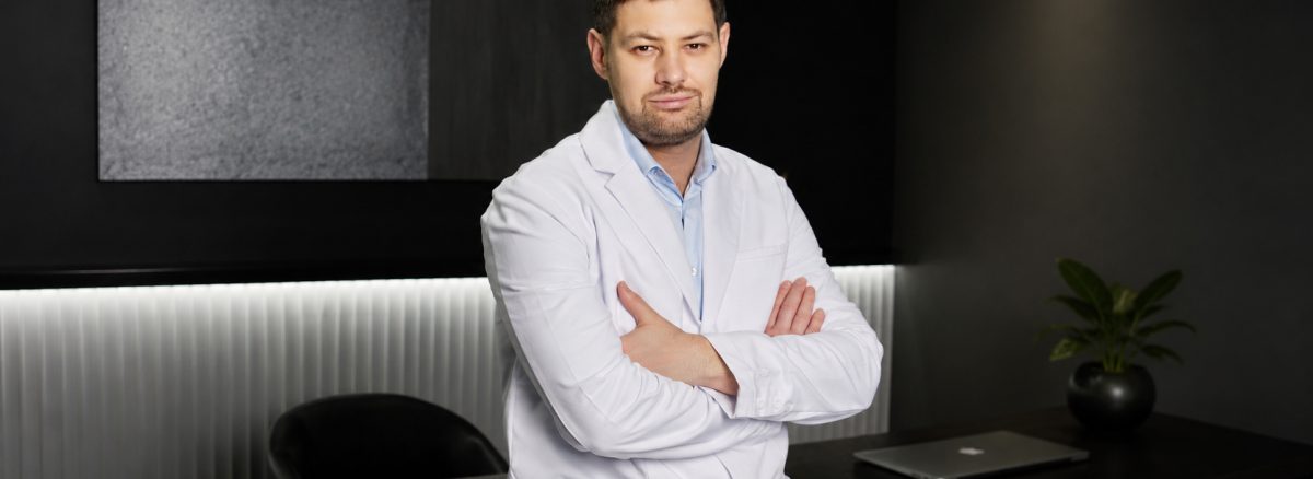 Врач психотерапевт Антон Сайков в медицинском кабинете